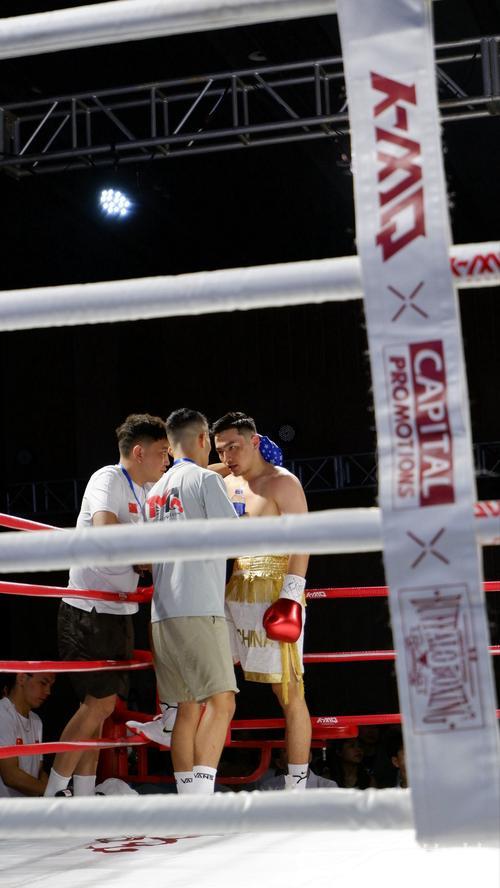 拳王高徒首秀大学生拳击赛 遗憾落败